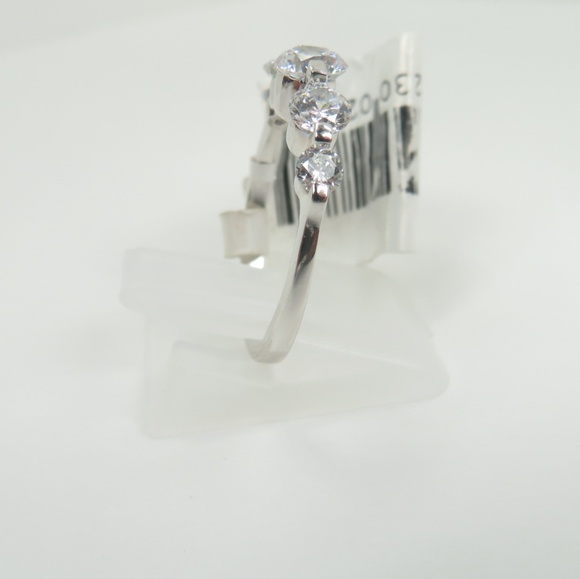 925 Silver Classic Graduated Rounds Ring - Picture 3 of 7